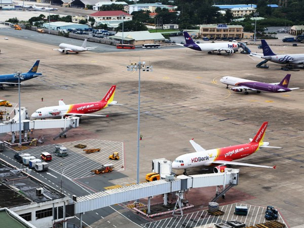 Hủy hàng loạt các chuyến bay do ảnh hưởng bão số 12 ảnh 1