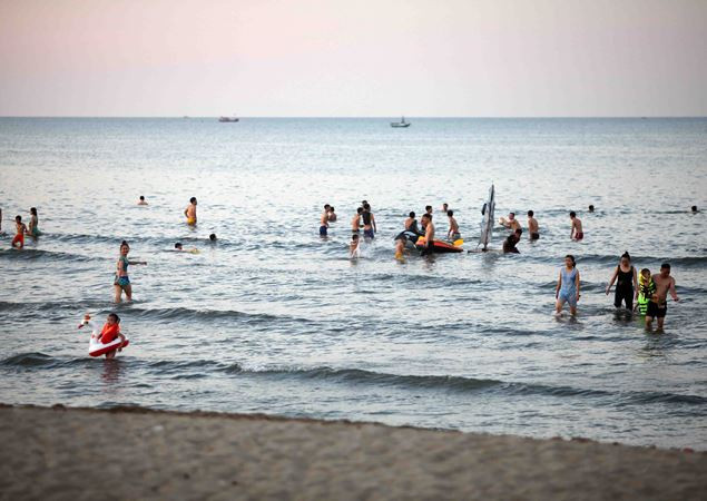 Chụp ảnh kỷ yếu, 2 học sinh mất tích ở Cửa Lò vì sóng cuốn ảnh 1