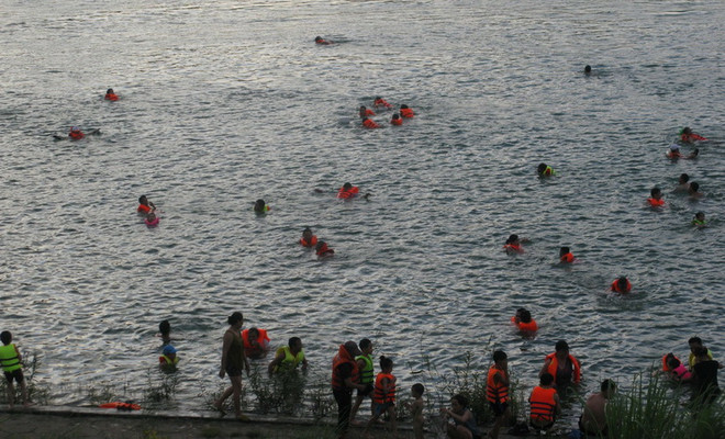 Khúc sông Đà đoạn qua thành phố Hòa Bình thành bãi tắm ngày Hè ảnh 2