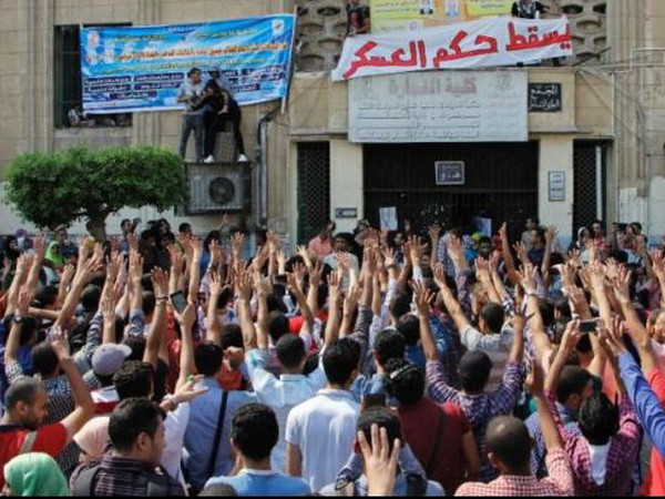 Bùng nổ biểu tình tại nhiều trường đại học lớn tại Ai Cập ảnh 1