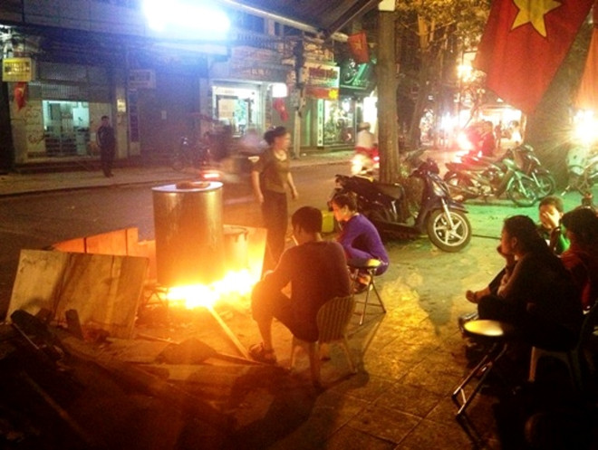 Người Hà Nội giữ Tết truyền thống từ nồi bánh chưng gia đình ảnh 1