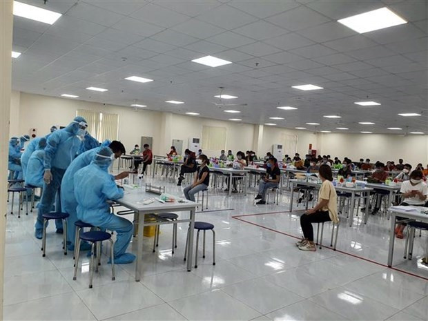 Cán bộ quân y Viện Quân y 110 lấy mẫu xét nghiệm cho công nhân Công ty Vina Solar ở Khu công nghiệp Vân Trung, huyện Việt Yên, tỉnh Bắc Giang. (Ảnh: TTXVN phát) Thực hiện biện pháp cấp bách phòng, chống dịch trong khu công nghiệp ảnh 1
