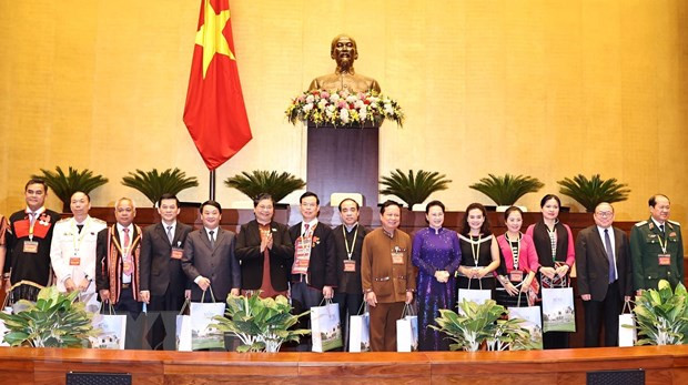 Nguyên Chủ tịch Quốc hội Nguyễn Thị Kim Ngân tặng quà các đại biểu dân tộc thiểu số tại buổi gặp mặt ngày 3/12/2020. (Ảnh: Trọng Đức/TTXVN) Bầu cử Quốc hội và Hội đồng Nhân dân: Chính sách dân tộc nhất quán ảnh 2