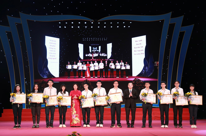 Tuyên dương 700 học sinh giỏi tiêu biểu Thủ đô năm học 2021-2022 ảnh 1