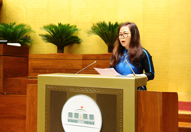 Phó Chủ nhiệm Ủy ban Tài chính, Ngân sách của Quốc hội Vũ Thị Lưu Mai trình bày Báo cáo thẩm tra dự thảo Nghị quyết về thí điểm một số cơ chế, chính sách đặc thù phát triển tỉnh Khánh Hòa. (Ảnh: Minh Đức/TTXVN) Đề nghị ban hành NQ thí điểm cơ chế đặc thù phát triển tỉnh Khánh Hòa ảnh 2