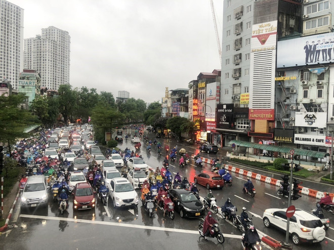 Hà Nội: Nhiều khu vực nội đô bị ngập nước, gây ùn tắc giao thông ảnh 1