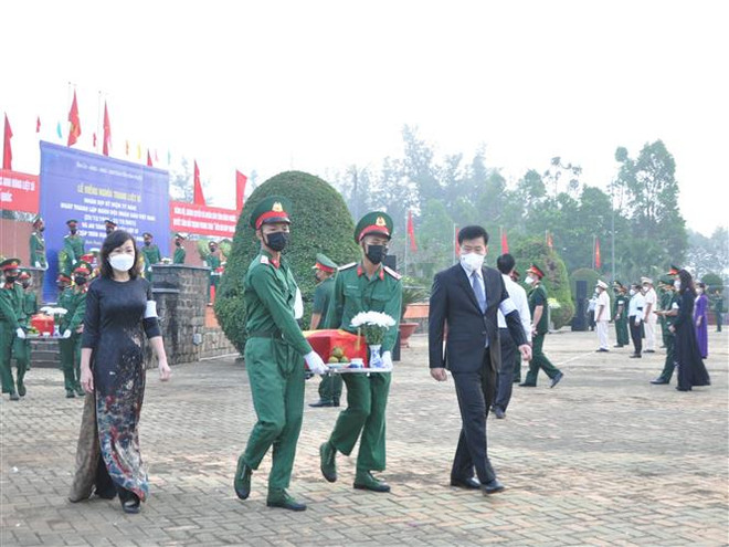 Dâng hương tưởng niệm và an táng hài cốt liệt sỹ tại Bình Phước ảnh 1