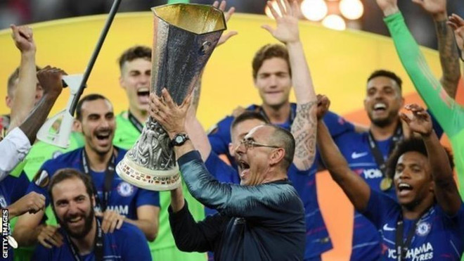HLV Sarri cùng Chelsea giành chức vô địch Europa League. (Nguồn: Getty Images) HLV Maurizio Sarri nói gì về tương lai sau màn hủy diệt Arsenal ảnh 1