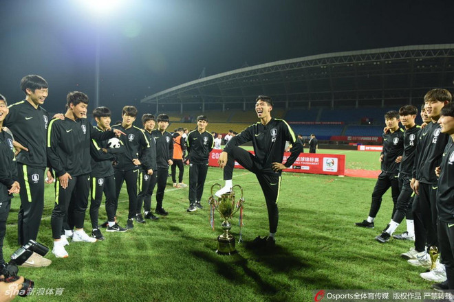 U18 Hàn Quốc gây sốc khi giẫm chân lên cúp vô địch tại Trung Quốc ảnh 1