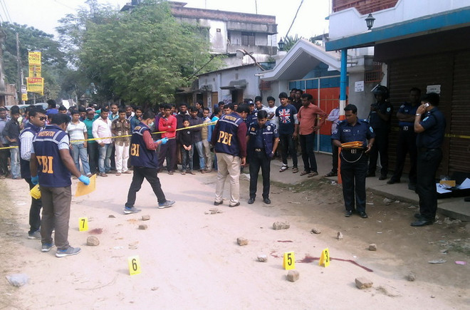 Cảnh sát Bangladesh tại hiện trường một vụ tấn công ở miền Bắc nước này tháng 11/2015. (Nguồn: AFP/TTXVN)AFP/TTXVN Bangladesh mở chiến dịch lớn truy quét hơn 5.000 phiến quân ảnh 1