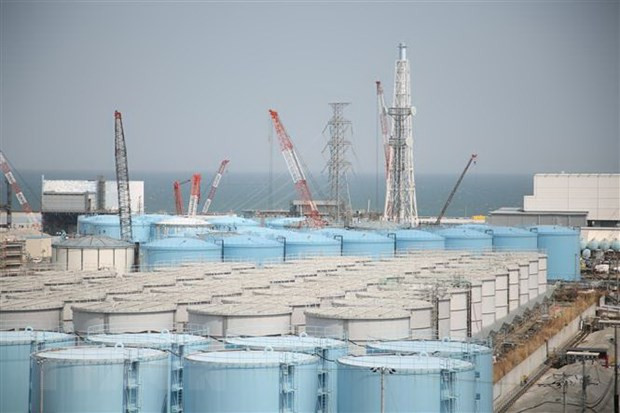 Các bể chứa nước thải nhiễm xạ tại Nhà máy Điện hạt nhân Fukushima Daiichi ở Okuma, tỉnh Fukushima, Nhật Bản. (Ảnh: Kyodo/TTXVN) Tin tặc Anonymous tấn công các web liên quan vụ xả nước thải phóng xạ ảnh 1