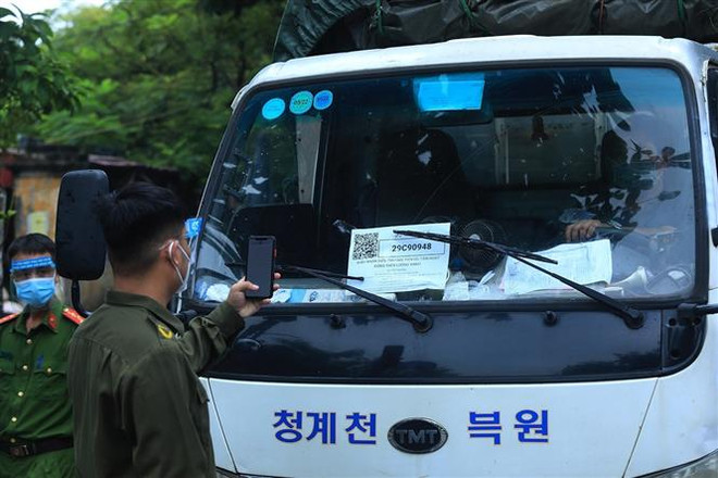 Hà Nội triệt để thực hiện quét mã QR để chống dịch COVID-19 ảnh 1