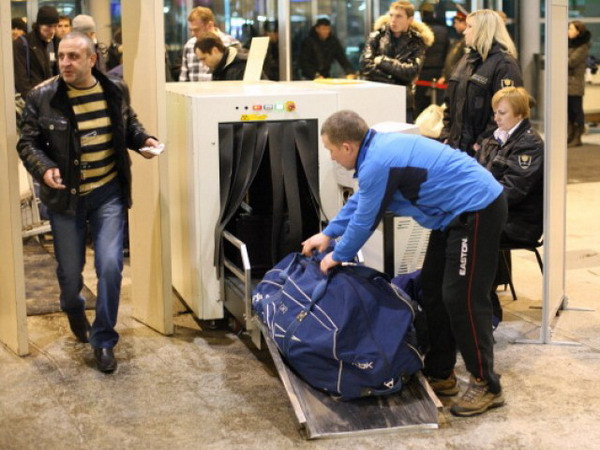 Một phụ nữ đột tử sau khi đi qua máy quét kim loại ở sân bay ảnh 1