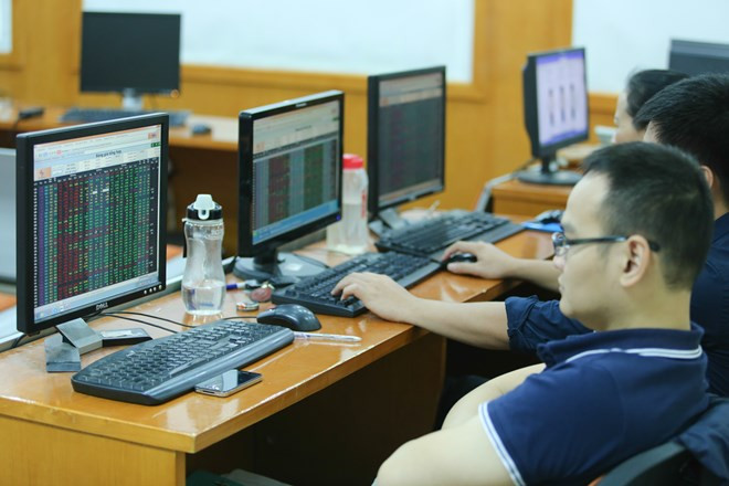 Ảnh minh hoạ. (Nguồn: TTXVN) Chứng khoán đảo chiều, thanh khoản trên thị trường đạt 5.964 tỷ đồng ảnh 1