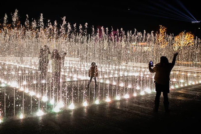 Hy Lạp tận dụng khí hậu ấm áp để thu hút du khách châu Âu ảnh 1