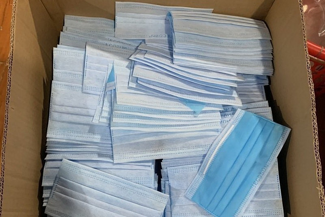 Khẩu trang bị thu giữ. (Ảnh: TTXVN) Hà Nội: Phát hiện 2 vụ gom khẩu trang y tế bán giá gấp 5 lần ảnh 1