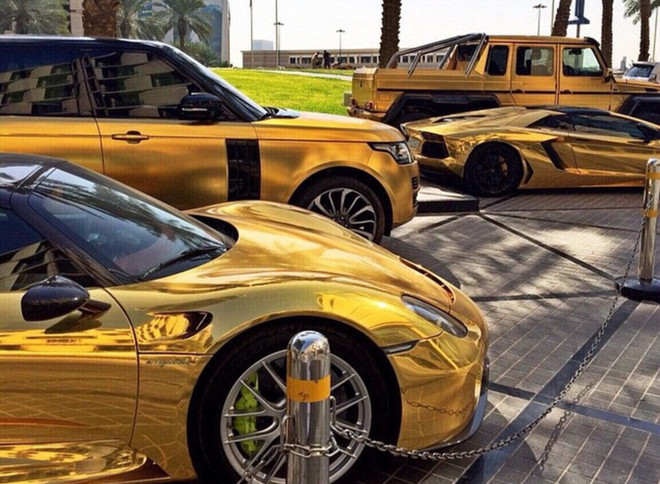 Đường phố ở London "náo loạn" bởi dàn siêu xe bọc vàng ảnh 1