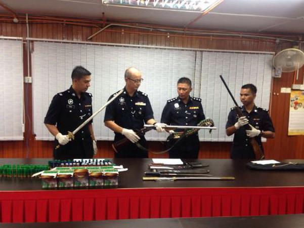 Nhà sư chứa kho dao súng nguy hiểm trong phòng tắm để "đi săn" ảnh 1