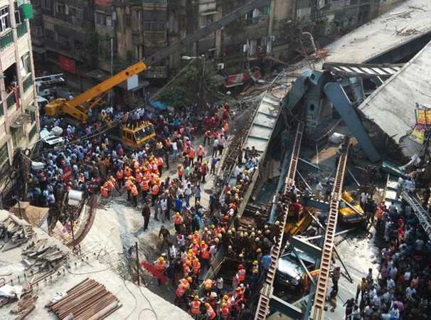 Sập cầu ở Ấn Độ: Cứu hộ gặp khó khăn, nhiều người vẫn mắc kẹt ảnh 1