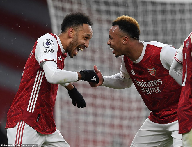 Pierre-Emerick Aubameyang (trái) mang chiến thắng về cho Arsenal. (Nguồn: Getty Images) M.U hụt hơi trong cuộc đua ngôi vương Premier League ảnh 1