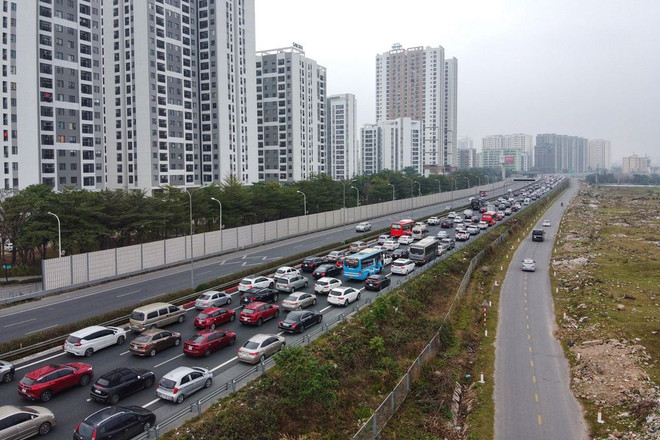 Chiều mùng 4 Tết, các tuyến đường cửa ngõ Thủ đô ùn tắc kéo dài ảnh 1
