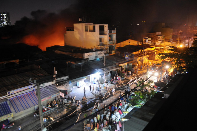 TP.HCM: Cháy lớn ở xưởng nệm mút làm cả khu dân cư hoảng loạn ảnh 2