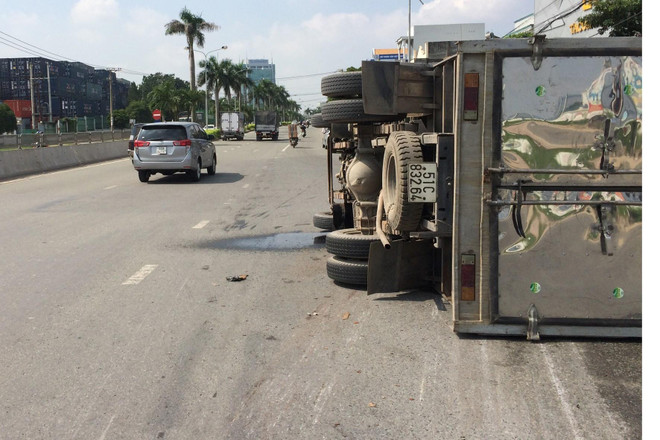 Xe tải lật nghiêng, gần 3.000 lít hóa chất rò rỉ ra môi trường ảnh 1