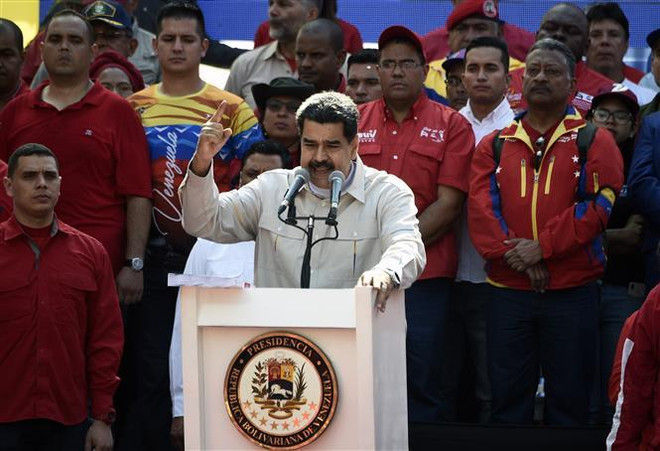 Tổng thống Venezuela Nicolas Maduro phát biểu trước những người ủng hộ ở thủ đô Caracas ngày 6/4/2019. (Ảnh: AFP/TTXVN) Tuần hành tại Venezuela phản đối các biện pháp trừng phạt của Mỹ ảnh 1