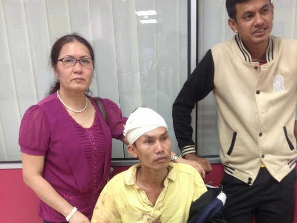 Giúp đỡ kịp thời cổ động viên Việt Nam bị hành hung ở Malaysia ảnh 1