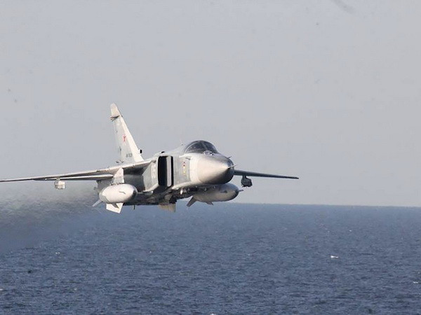 Máy bay chiến đấu Su-24MR của Nga bay trên Biển Nhật Bản ảnh 1