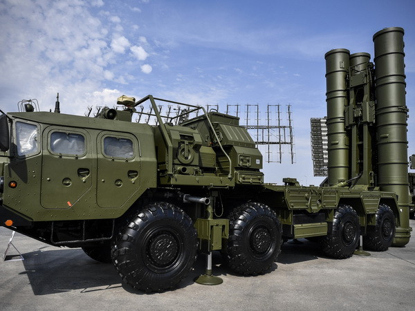 Hệ thống tên lửa phòng không S-400 của Nga được trưng bày tại Kubinka, ngoại ô Moskva ngày 22/8. (Nguồn: AFP/TTXVN) Thổ Nhĩ Kỳ đã mua 4 hệ thống phòng không S-400 của Nga ảnh 1