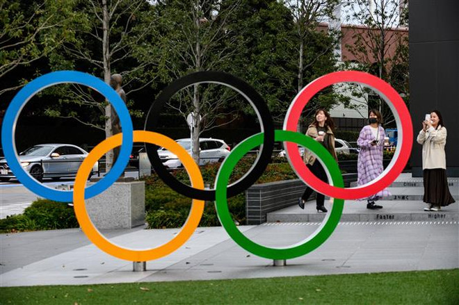 Biểu tượng Olympic tại Tokyo, Nhật Bản ngày 27/3/2020. (Ảnh: AFP/TTXVN) IOC thiệt hại vài trăm triệu USD chi phí phát sinh do hoãn Olympic ảnh 1