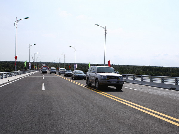 Khẩn trưởng xử lý tình trạng lún nứt mặt đường dẫn cầu Cổ Chiên ảnh 1