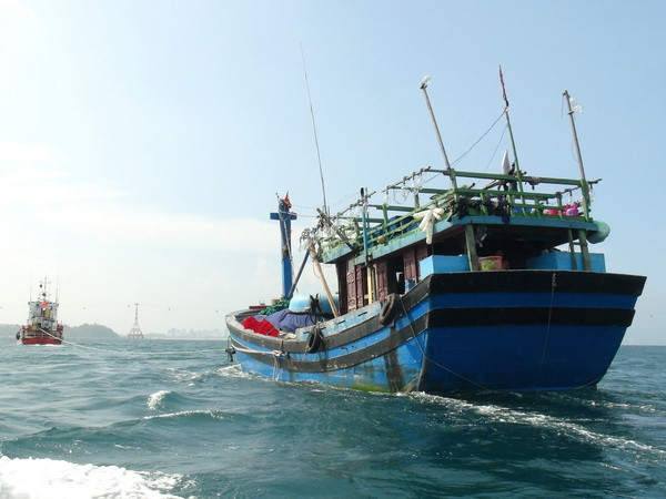 Cứu nạn tàu cá cùng 14 ngư dân Quảng Ngãi trôi dạt trên biển ảnh 1