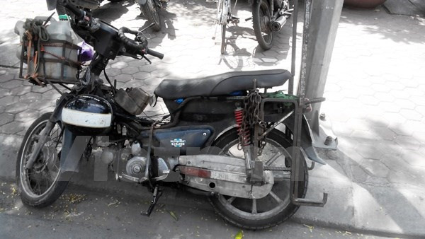 Xe máy “hết đát” vẫn là “cần câu cơm” của một số bộ phận dân lao động, người nghèo. (Ảnh: Việt Hùng/Vietnam+) Hà Nội xây dựng lộ trình kiểm soát, thu hồi xe máy “hết đát” ảnh 1