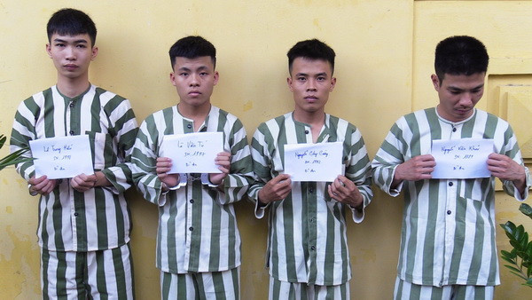 Các đối tượng trong băng nhóm bị công an bắt giữ để điều tra. (Ảnh: Nguyễn Văn Việt/TTXVN) Điều tra hoạt động tín dụng đen của một nhóm đối tượng ở Bình Dương ảnh 1