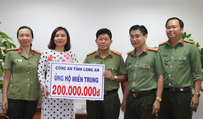 Hỗ trợ đồng bào miền Trung khắc phục hậu quả thiên tai ảnh 1