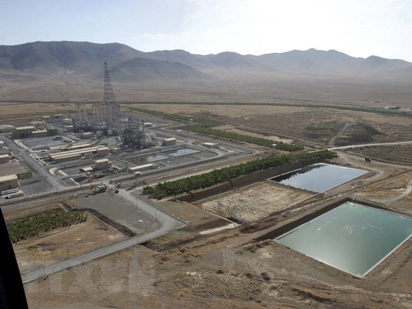 Toàn cảnh nhà máy hạt nhân nước nặng Arak ngày 15/1/2011. (Nguồn: AFP/TTXVN) Iran tuyên bố sẵn sàng nhanh chóng nối lại chương trình hạt nhân ảnh 1