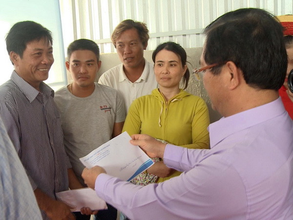 Quảng Ngãi bàn giao tàu cá composite đầu tiên cho ngư dân ảnh 1