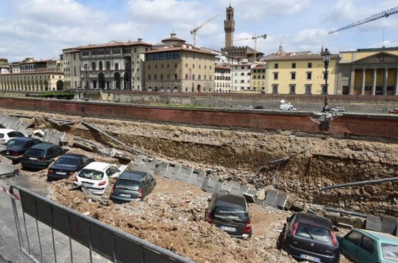 "Hố tử thần" xuất hiện dọc bờ sông, nuốt chửng hàng chục xe ôtô ảnh 2