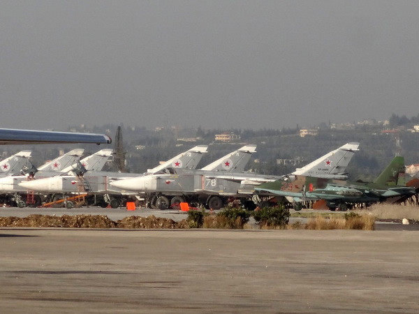 Máy bay của Nga tại căn cứ không quân Hmeimim ở Latakia, Tây Bắc Syria ngày 16/2/2016. (Nguồn: AFP/TTXVN) Nga thành lập ngân hàng nhà nước phục vụ ngành quốc phòng ảnh 1
