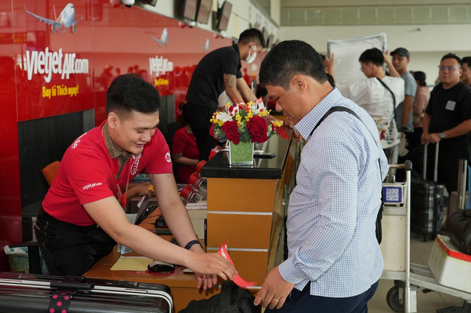 Hành khách cần lưu ý giấy tờ, có mặt tại sân bay để làm thủ tục an ninh sớm hơn trong dịp cao điểm 30/4. (Ảnh: PV/Vietnam+) thu tuc quay ban ve.jpg