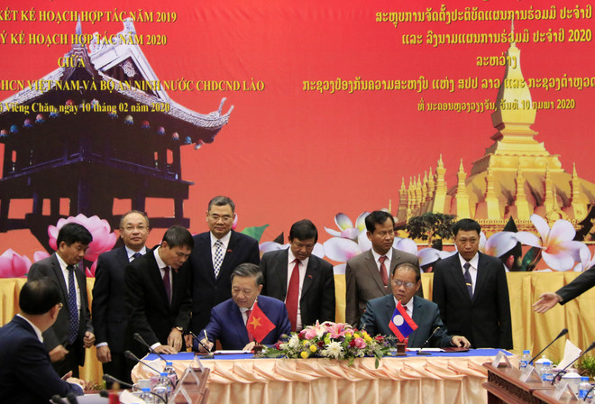 Bộ trưởng Tô Lâm và Bộ trưởng Vilay Lakhamphong ký Kế hoạch triển khai Hiệp định hợp tác giữa hai Bộ năm 2020. (Ảnh: Phạm Kiên/Vietnam+) Việt Nam và Lào thúc đẩy hợp tác trong lĩnh vực an ninh ảnh 2