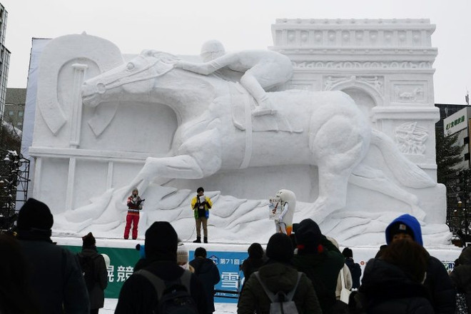 Việc thiếu tuyết và nhiệt độ ấm lên đã khiến lễ hội tuyết Sapporo 2020 gặp nhiều khó khăn nhưng vẫn có một số tác phẩm điêu khắc tuyệt vời. (Ảnh: AFP) Lễ hội tuyết Sapporo điêu đứng vì nhiệt độ cao hơn bình thường ảnh 1