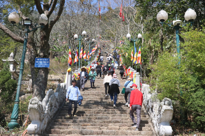 Chuyển biến nếp sinh hoạt văn hóa tại các đền chùa, lễ hội đầu Xuân ảnh 2