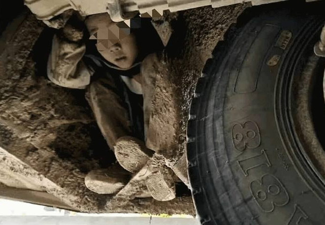 Hai đứa trẻ trốn dưới gầm xe buýt hơn 3 tiếng để đi thăm bố mẹ ảnh 1