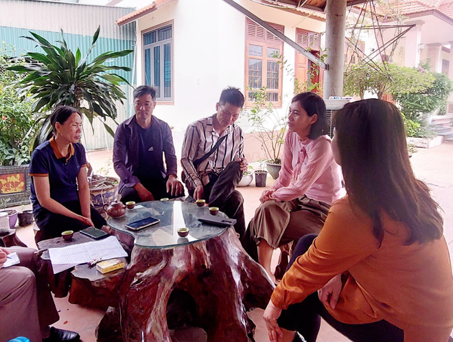 Các hộ dân trao đổi với phóng viên liên quan đến Dự án Hồ chứa nước Đồng Dọng. (Ảnh: Thanh Vân/TTXVN) TTXVN_2305hochuanuoc3.jpg