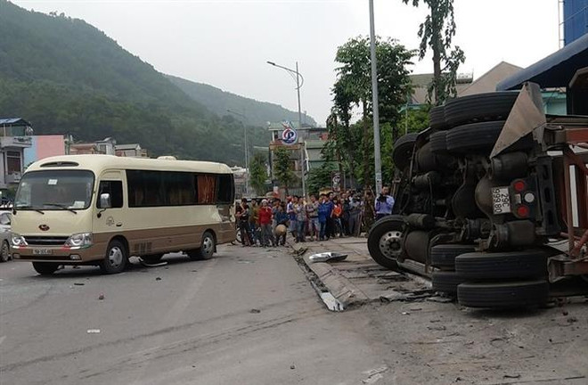 Va chạm giữa xe container, xe tải và xe khách, 3 người thương vong ảnh 1