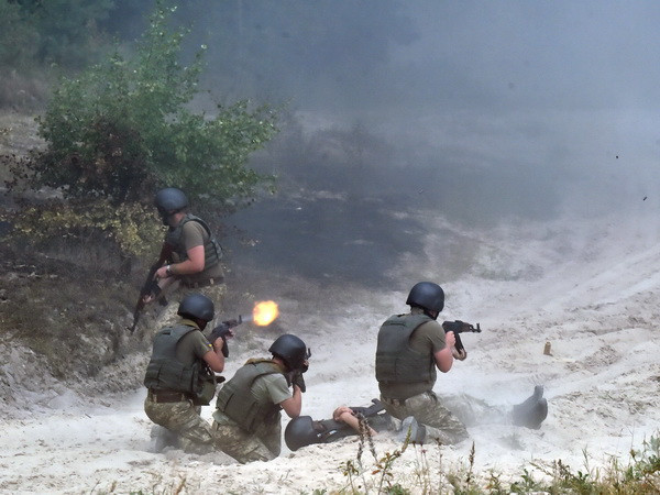 Ukraine tăng cường khả năng phòng thủ ở miền Đông bất ổn ảnh 1