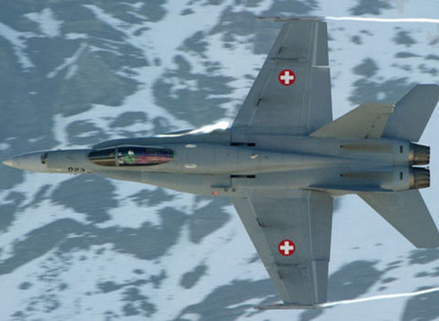 Tìm thấy mảnh vỡ chiến đấu cơ F/A-18 mất tích ở vùng núi Alpes ảnh 1